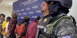 Red de tráfico de migrantes cobraba hasta USD 25.000 por visas falsas de trabajo La banda de tráfico de migrantes y estafadores, que desarticuló Ecuador con ayuda de Estados Unidos, no era una red cualquiera, sino todo un entramado ilegal instalado en tres países, que incluye a testaferros y que ofrecía visas falsas de trabajo estadounidenses. Luego del operativo que terminó con la detención de 19 personas en Ecuador, Colombia y El Salvador, el jefe de la unidad de trata de personas de la Policía, Edwin Íñiguez, explicó cómo operaba esta red en el país.