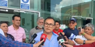 El exasambleísta Raúl Tello reapareció públicamente tras anunciar que se acogió al proceso de jubilación dentro de la Defensoría del Pueblo. Pese a este cambio en su situación laboral, aseguró que continuará en la vida política, aunque afirmó que a lo largo de su trayectoria ha enfrentado “persecución constante” que ha afectado tanto su vida personal como la de su familia. “Aun así, no dejaré de luchar por el país”, enfatizó.