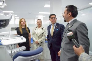 La Universidad Nacional de Chimborazo (UNACH) dio un paso trascendental en el fortalecimiento de su oferta académica y su compromiso social con la inauguración de su nuevo edificio de Clínicas Odontológicas, una moderna infraestructura destinada a potenciar la formación práctica de los estudiantes de Odontología y que busca ampliar los servicios de atención integral a la ciudadanía, especialmente a grupos vulnerables.