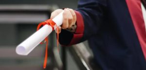 Desde finales de noviembre de 2025, la comunidad ecuatoriana residente en España tiene una nueva alternativa de formación superior. Se trata de una oferta de 2.200 becas para cursar maestrías y especializaciones, como resultado de un convenio entre la Embajada del Ecuador en España y la Escuela de Negocios Formato Educativo.