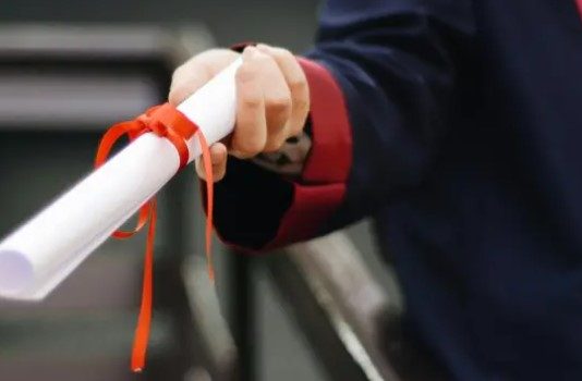 Desde finales de noviembre de 2025, la comunidad ecuatoriana residente en España tiene una nueva alternativa de formación superior. Se trata de una oferta de 2.200 becas para cursar maestrías y especializaciones, como resultado de un convenio entre la Embajada del Ecuador en España y la Escuela de Negocios Formato Educativo.