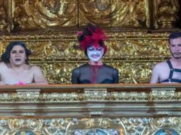 Aunque la Capilla del Museo de la Ciudad fue desacralizada en 1998, el espacio guarda una "huella indeleble de identidad católica en la mente y el corazón de los quiteños". Ese mensaje del arzobispo de Quito, Alfredo Espinoza, consta en una carta abierta fechada el 1 de diciembre de 2025, en respuesta a la obra 'Aristócratas: crónicas de una marica incómoda', que se presentó en la capilla con autorización del Municipio de Quito. 