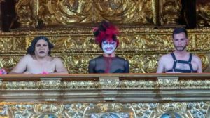 Aunque la Capilla del Museo de la Ciudad fue desacralizada en 1998, el espacio guarda una "huella indeleble de identidad católica en la mente y el corazón de los quiteños". Ese mensaje del arzobispo de Quito, Alfredo Espinoza, consta en una carta abierta fechada el 1 de diciembre de 2025, en respuesta a la obra 'Aristócratas: crónicas de una marica incómoda', que se presentó en la capilla con autorización del Municipio de Quito.