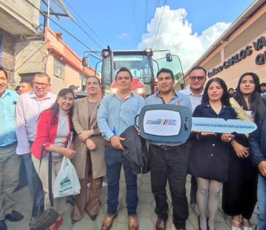 Este 3 de diciembre, en la provincia de Chimborazo, el Ministerio de Agricultura, Ganadería y Pesca (MAGP) oficializó la entrega de un tractor de 110 caballos de fuerza y un apero agrícola a la Junta de Riego Quimiag Río Blanco. La maquinaria será utilizada en favor de 2.500 productores dedicados a diversas actividades agropecuarias en esta zona del país.