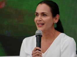 La ministra de Ambiente y Energía, Inés Manzano anunció la renuncia de Javier Subía al cargo de viceministro de Minas y volvió a ratificar la postura oficial del Ejecutivo frente al proyecto minero Loma Larga.