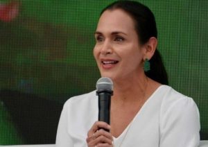 La ministra de Ambiente y Energía, Inés Manzano anunció la renuncia de Javier Subía al cargo de viceministro de Minas y volvió a ratificar la postura oficial del Ejecutivo frente al proyecto minero Loma Larga.