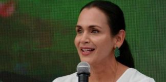 La ministra de Ambiente y Energía, Inés Manzano anunció la renuncia de Javier Subía al cargo de viceministro de Minas y volvió a ratificar la postura oficial del Ejecutivo frente al proyecto minero Loma Larga.