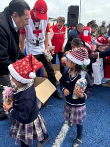 Con el propósito de llevar alegría, solidaridad y esperanza en la temporada navideña, la Universidad Indoamérica sede Latacunga, en coordinación con la Cruz Roja de Cotopaxi, realizó un emotivo agasajo navideño dirigido a 500 niños de la Unidad Educativa San José, ubicada en la parroquia rural de Guaytacama, provincia de Cotopaxi.