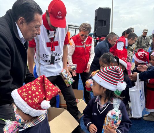 Con el propósito de llevar alegría, solidaridad y esperanza en la temporada navideña, la Universidad Indoamérica sede Latacunga, en coordinación con la Cruz Roja de Cotopaxi, realizó un emotivo agasajo navideño dirigido a 500 niños de la Unidad Educativa San José, ubicada en la parroquia rural de Guaytacama, provincia de Cotopaxi.