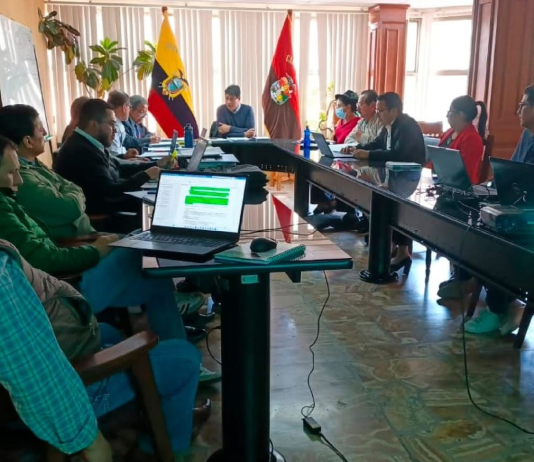 Con la presencia del alcalde Remigio Roldán, concejales y directores municipales, el Concejo Municipal de Alausí desarrolló una sesión ordinaria en la que se analizaron y trataron asuntos fundamentales orientados al fortalecimiento institucional, la planificación financiera y el bienestar de la ciudadanía.