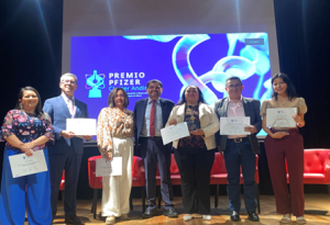 Pfizer anunció oficialmente a las ganadoras ecuatorianas del Premio Pfizer de Periodismo en Salud 2025, un reconocimiento que destaca a profesionales y estudiantes comprometidos con la divulgación científica y la generación de contenido riguroso y accesible sobre salud pública, ciencia e innovación. El anuncio se dio en el marco de PerDebate, el encuentro académico organizado por la Universidad San Francisco de Quito (USFQ).