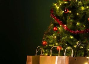 Según el Operador Nacional de Electricidad (CENACE), la demanda nacional aumenta entre 10% y 15% durante las fiestas, un salto estacional que volvió a encender alertas en 2024, cuando el país alcanzó uno de sus consumos más altos del año: 4.800 megavatios, el equivalente al uso simultáneo de más de cuatro millones de hogares.