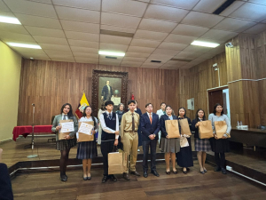 La Sociedad Bolivariana, Núcleo de Chimborazo, desarrolló el Primer Gran Encuentro Intercolegial de Oratoria entre triunfadores estudiantiles, una jornada académica y cultural que promovió la expresión oral, el liderazgo juvenil y la reflexión histórica en homenaje a Simón Bolívar.