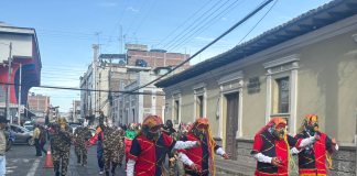 Este 23 de diciembre de 2025, estudiantes del Instituto Superior Tecnológico Carlos Cisneros protagonizaron una colorida y alegre celebración del tradicional Pase del Niño, recorriendo las principales calles de Riobamba en un despliegue cultural que combinó danzas, música y tradiciones autóctonas.