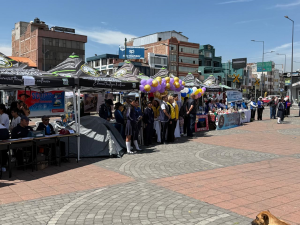 La mañana de este viernes 5 de diciembre de 2025 se desarrolló en la Plaza Alfaro de Riobamba una amplia feria institucional que reunió a diversas entidades públicas, educativas y de servicio comunitario. El evento tuvo como objetivo acercar información, servicios y programas a la ciudadanía, especialmente a los jóvenes de la ciudad.
