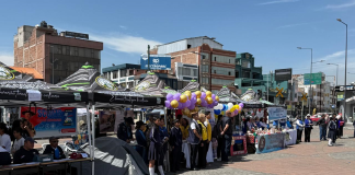 La mañana de este viernes 5 de diciembre de 2025 se desarrolló en la Plaza Alfaro de Riobamba una amplia feria institucional que reunió a diversas entidades públicas, educativas y de servicio comunitario. El evento tuvo como objetivo acercar información, servicios y programas a la ciudadanía, especialmente a los jóvenes de la ciudad.