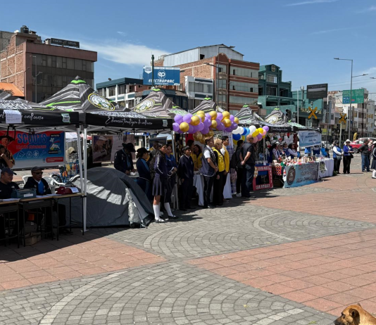 La mañana de este viernes 5 de diciembre de 2025 se desarrolló en la Plaza Alfaro de Riobamba una amplia feria institucional que reunió a diversas entidades públicas, educativas y de servicio comunitario. El evento tuvo como objetivo acercar información, servicios y programas a la ciudadanía, especialmente a los jóvenes de la ciudad.