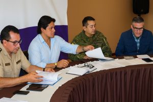 La Intendencia General de Policía de Chimborazo anunció una serie de disposiciones y operativos especiales para diciembre, mes en el que se incrementan las actividades festivas, los Pases del Niño, la movilidad en la ciudad y el consumo de pirotecnia. Así lo explicó el intendente Marcelo Mancheno quien participó en la sesión del Comité de Seguridad Cantonal, donde se definieron estrategias para garantizar el normal desarrollo de las actividades productivas y culturales en Riobamba.