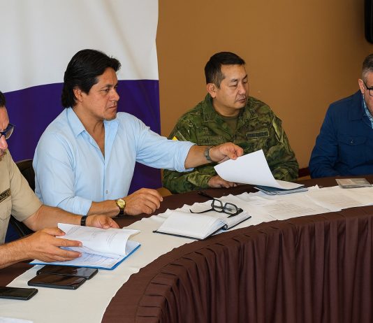 La Intendencia General de Policía de Chimborazo anunció una serie de disposiciones y operativos especiales para diciembre, mes en el que se incrementan las actividades festivas, los Pases del Niño, la movilidad en la ciudad y el consumo de pirotecnia. Así lo explicó el intendente Marcelo Mancheno quien participó en la sesión del Comité de Seguridad Cantonal, donde se definieron estrategias para garantizar el normal desarrollo de las actividades productivas y culturales en Riobamba.