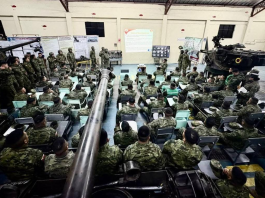 En un ejercicio planificado para evaluar el rendimiento del personal en condiciones de baja visibilidad, la Escuela de Caballería Blindada desarrolló una jornada de instrucción nocturna orientada al perfeccionamiento del uso de sistemas de comunicación en vehículos blindados.