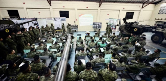 En un ejercicio planificado para evaluar el rendimiento del personal en condiciones de baja visibilidad, la Escuela de Caballería Blindada desarrolló una jornada de instrucción nocturna orientada al perfeccionamiento del uso de sistemas de comunicación en vehículos blindados.