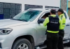 Controles, patrullajes y trabajo comunitario refuerzan la seguridad en Chunchi y Alausí La presencia policial se intensificó en los cantones Chunchi y Alausí durante la última semana, como parte de un despliegue preventivo orientado a contener hechos delictivos y fortalecer el orden público en esta zona del sur de Chimborazo. Los operativos, ejecutados por la Policía Nacional del Ecuador, se concentraron en sectores estratégicos y de alta afluencia ciudadana.