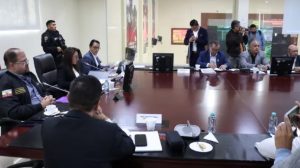 Representantes del sector del transporte y autoridades del Gobierno Nacional se reunieron en Quito para analizar los problemas de seguridad en las vías del país. La reunión, que duró más de tres horas, abordó temas como la extorsión, el robo y los secuestros, que han aumentado en 2025.
