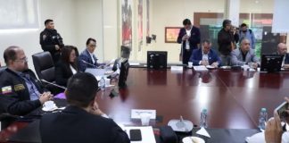 Representantes del sector del transporte y autoridades del Gobierno Nacional se reunieron en Quito para analizar los problemas de seguridad en las vías del país. La reunión, que duró más de tres horas, abordó temas como la extorsión, el robo y los secuestros, que han aumentado en 2025.