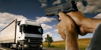 La inseguridad que enfrenta el transporte pesado en las carreteras del país volvió a quedar en evidencia tras el secuestro del conductor de un camión en el kilómetro 26 de la vía Durán–Tambo, en el sector de Taura, provincia del Guayas, uno de los tramos más peligrosos según denuncias del gremio.