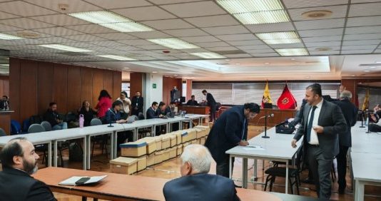 Luego de 75 días de deliberación, la mañana del 8 de diciembre de 2025, en la Corte Nacional se da a conocer la resolución de la audiencia intermedia del caso Sinohydro. El juez Olavo Hernández da a conocer cuantas personas serán juzgadas.