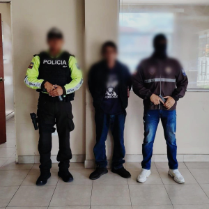 El microtráfico de drogas volvió a quedar en evidencia tras un operativo ejecutado por la Policía Nacional del Ecuador, que permitió neutralizar una actividad ilícita que operaba en el distrito Riobamba y que representaba una amenaza directa para la seguridad ciudadana. La intervención, denominada “Merced 69”, fue desarrollada por la Dirección Nacional de Investigación Antidrogas (DNIA), Subzona Chimborazo, luego de un trabajo previo de inteligencia, seguimiento y análisis técnico, enfocado en identificar puntos de expendio de sustancias sujetas a fiscalización destinadas al consumo interno.