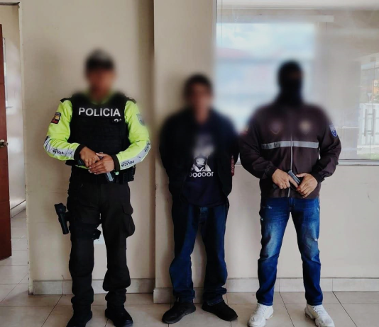 El microtráfico de drogas volvió a quedar en evidencia tras un operativo ejecutado por la Policía Nacional del Ecuador, que permitió neutralizar una actividad ilícita que operaba en el distrito Riobamba y que representaba una amenaza directa para la seguridad ciudadana. La intervención, denominada “Merced 69”, fue desarrollada por la Dirección Nacional de Investigación Antidrogas (DNIA), Subzona Chimborazo, luego de un trabajo previo de inteligencia, seguimiento y análisis técnico, enfocado en identificar puntos de expendio de sustancias sujetas a fiscalización destinadas al consumo interno.