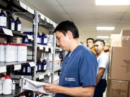 El Ministerio de Salud Pública (MSP) y el Instituto Ecuatoriano de Seguridad Social (IESS) anunciaron este lunes 1 de diciembre de 2025 la ampliación por 30 días del periodo de emergencia sanitaria, con el fin de concluir los procesos de compra de medicamentos y dispositivos médicos actualmente en marcha.