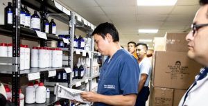 El Ministerio de Salud Pública (MSP) y el Instituto Ecuatoriano de Seguridad Social (IESS) anunciaron este lunes 1 de diciembre de 2025 la ampliación por 30 días del periodo de emergencia sanitaria, con el fin de concluir los procesos de compra de medicamentos y dispositivos médicos actualmente en marcha.