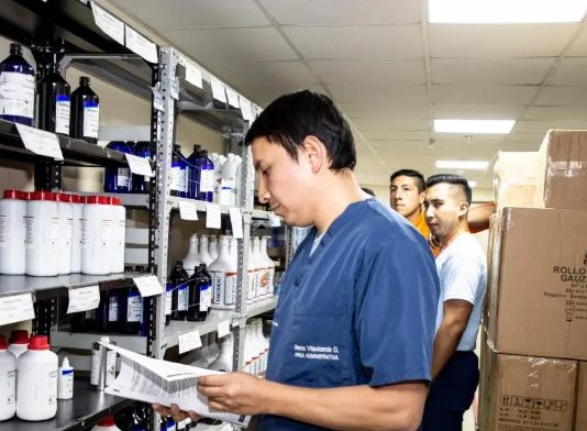 El Ministerio de Salud Pública (MSP) y el Instituto Ecuatoriano de Seguridad Social (IESS) anunciaron este lunes 1 de diciembre de 2025 la ampliación por 30 días del periodo de emergencia sanitaria, con el fin de concluir los procesos de compra de medicamentos y dispositivos médicos actualmente en marcha.