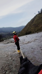 Un momento de recreación terminó convirtiéndose en un episodio de alto riesgo en las laderas del río Chambo, este 7 de diciembre, en el sector Guanando, donde un joven que intentó cruzar el afluente nadando quedó atrapado en una pequeña isla natural luego de que el caudal aumentara repentinamente y le impidiera volver a la orilla.