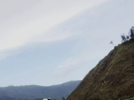 Un momento de recreación terminó convirtiéndose en un episodio de alto riesgo en las laderas del río Chambo, este 7 de diciembre, en el sector Guanando, donde un joven que intentó cruzar el afluente nadando quedó atrapado en una pequeña isla natural luego de que el caudal aumentara repentinamente y le impidiera volver a la orilla.