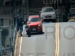 Durante el fin de semana, un joven de 24 años fue rescatado por personal policial luego de que intentara lanzarse desde un puente en Riobamba. La emergencia fue detectada mediante el sistema de videovigilancia del ECU-911, que registró al ciudadano ubicado en el borde de la estructura.