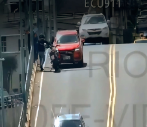 Durante el fin de semana, un joven de 24 años fue rescatado por personal policial luego de que intentara lanzarse desde un puente en Riobamba. La emergencia fue detectada mediante el sistema de videovigilancia del ECU-911, que registró al ciudadano ubicado en el borde de la estructura.