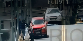 Durante el fin de semana, un joven de 24 años fue rescatado por personal policial luego de que intentara lanzarse desde un puente en Riobamba. La emergencia fue detectada mediante el sistema de videovigilancia del ECU-911, que registró al ciudadano ubicado en el borde de la estructura.