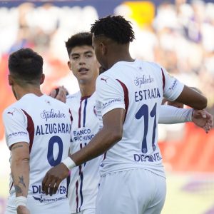 El Albo derrotó 2-0 a Universidad Católica en el Rodrigo Paz Delgado y sacó rédito del tropiezo de Barcelona ante Independiente del Valle. El resultado le abrió la puerta grande a la Copa Libertadores, ingresando directamente a la fase de grupos y evitando el sinuoso camino de las rondas preliminares.
