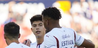 El Albo derrotó 2-0 a Universidad Católica en el Rodrigo Paz Delgado y sacó rédito del tropiezo de Barcelona ante Independiente del Valle. El resultado le abrió la puerta grande a la Copa Libertadores, ingresando directamente a la fase de grupos y evitando el sinuoso camino de las rondas preliminares.