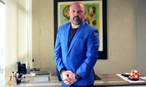 La decisión, tomada en el Consejo de Presidentes reunido este lunes 15 de diciembre, ratifica a una figura importante en la administración del torneo nacional, Miguel Ángel Loor fue reelecto como presidente de la Liga Pro, consolidando un modelo de conducción en el balompié nacional.