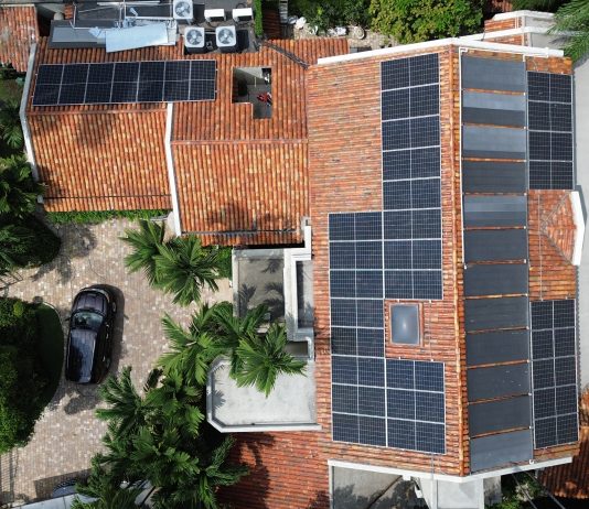 El 2026 se perfila como un año de expansión acelerada para las energías renovables, especialmente para la energía solar. Según la Agencia Internacional de Energías Renovables (IRENA), esta tecnología creció más del 25 % a nivel global durante el último año, consolidándose como una de las soluciones más competitivas para la transición energética.