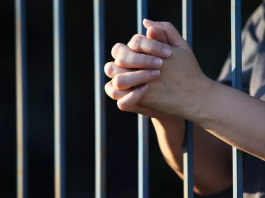 Un hecho ocurrido en febrero de 2025 y que estremeció a la comunidad del cantón Guano llegó a su desenlace judicial, el Tribunal de Garantías Penales sentenció a 26 años de privación de libertad a Jennifer G. T., de 18 años, tras declararla culpable del asesinato de su hija recién nacida, un crimen que se produjo apenas una hora después del nacimiento de la menor.