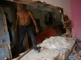 Un funcionario del gobierno venezolano aseguró que al menos 80 personas fallecieron como consecuencia del ataque militar ejecutado por Estados Unidos en territorio de Venezuela. La cifra incluye víctimas civiles y miembros de las fuerzas de seguridad, de acuerdo con información preliminar difundida este sábado.