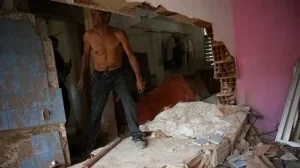 Un funcionario del gobierno venezolano aseguró que al menos 80 personas fallecieron como consecuencia del ataque militar ejecutado por Estados Unidos en territorio de Venezuela. La cifra incluye víctimas civiles y miembros de las fuerzas de seguridad, de acuerdo con información preliminar difundida este sábado.