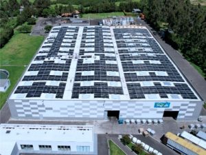 Con una planta industrial que hoy opera en un 92 % con energía renovable, Imptek Saint-Gobain se posiciona como una de las empresas del sector manufacturero con mayor avance en transición energética en Ecuador. La compañía ha instalado 1.000 paneles solares en su nave de producción, lo que le permite generar cerca de 770.000 kWh al año y reducir aproximadamente 333 toneladas de CO₂, en línea con su compromiso de alcanzar la carbono neutralidad para 2030.