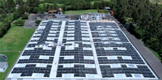 Con una planta industrial que hoy opera en un 92 % con energía renovable, Imptek Saint-Gobain se posiciona como una de las empresas del sector manufacturero con mayor avance en transición energética en Ecuador. La compañía ha instalado 1.000 paneles solares en su nave de producción, lo que le permite generar cerca de 770.000 kWh al año y reducir aproximadamente 333 toneladas de CO₂, en línea con su compromiso de alcanzar la carbono neutralidad para 2030.