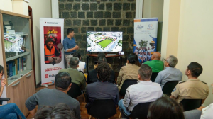 Adolescentes, moradores y representantes educativos durante la socialización del proyecto de intervención del Parque de los Adolescentes en Bellavista.